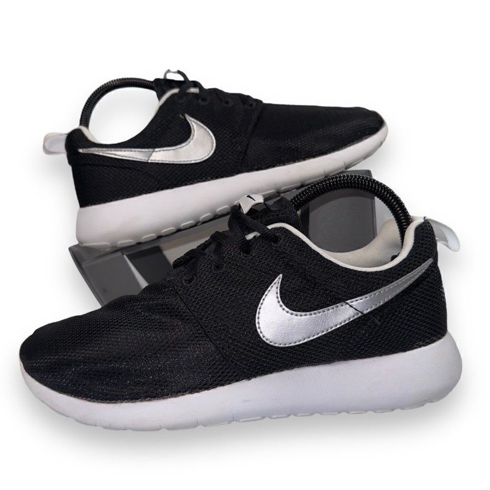Nike Roshe One‎ Low GS "Black / Silver" 599728-021 Youth 7 Women's 8.5